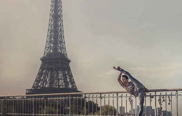 Гимнаст на фоне Эйфелевой башни
