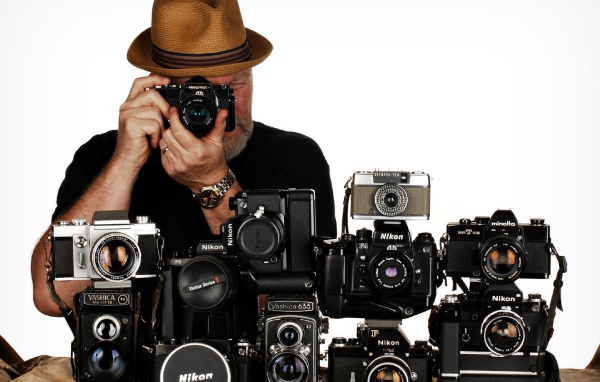 Фотограф с фотоаппаратами Никон