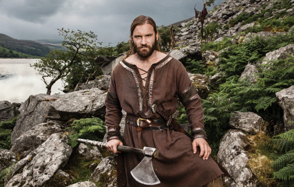 Викинг мужчина с топором в руке