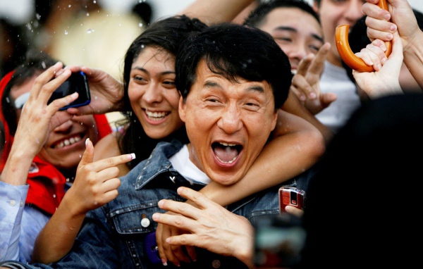 Джеки Чан с поклонниками