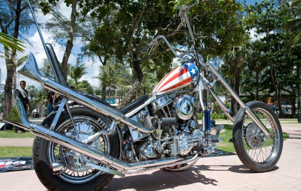 Мотоцикл Harley Davidson с флагом на бензобаке