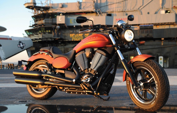 Военный мотоцикл в порту