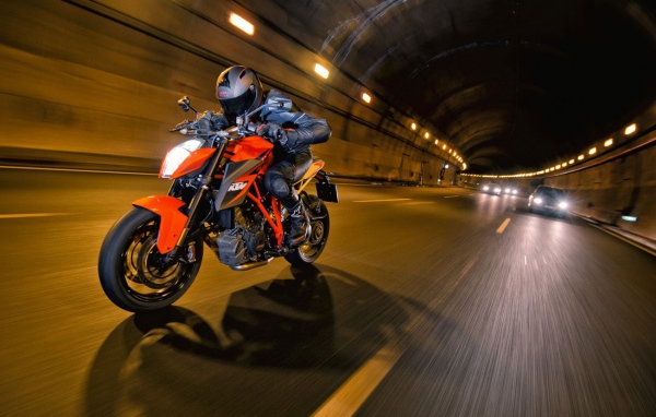 Мотоциклист на супербайке в тоннеле