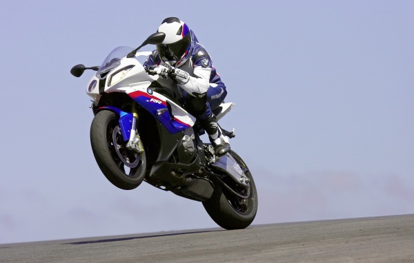 Гонщик на заднем колесе мотоцикла BMW S 1000 RR