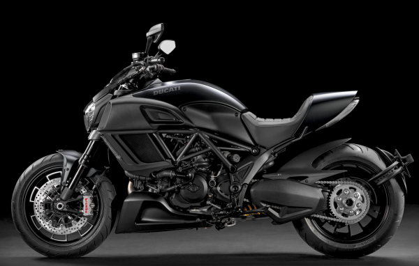 Черный мотоцикл Дукати Диавел