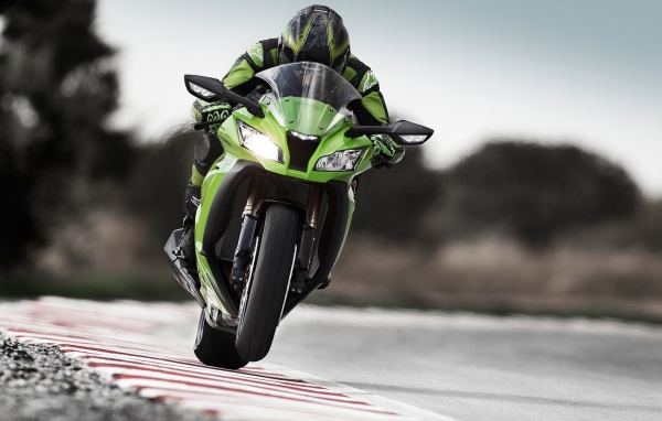 Спортсмен на зеленом Кавасаки Ниндзя