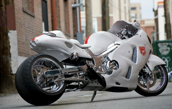 Белый мотоцикл Suzuki GSX1300R Hayabusa