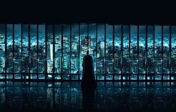 Бетман у окна с видом на мегаполис