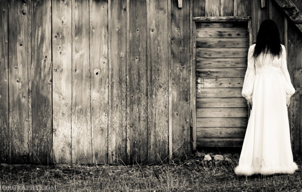 Девушка у деревянного сарая, фильм Звонок