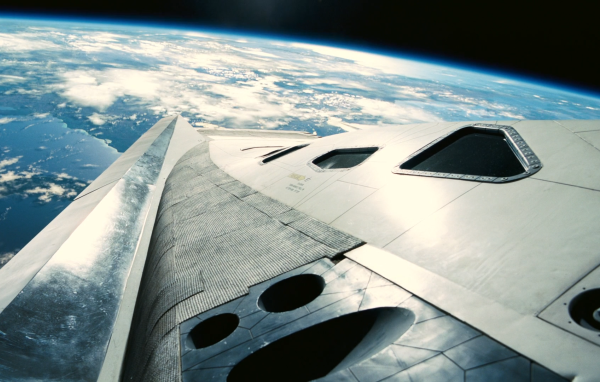 Корабль из фильма Интерстеллар над планетой