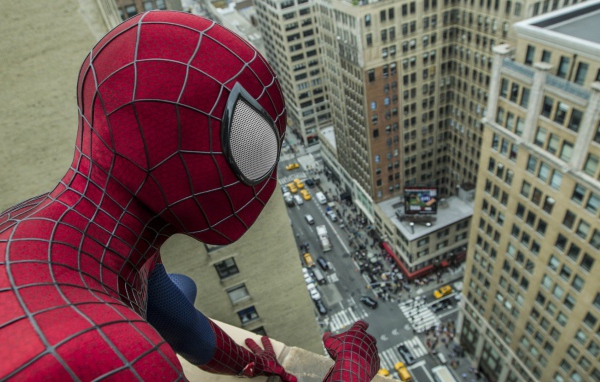 Человек паук смотрит на город