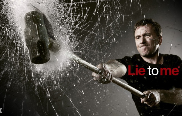 Герой сериала Теория лжи разбивает стекло