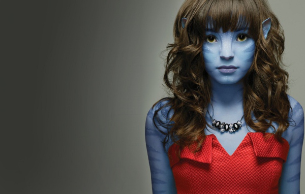 Девушка в гриме для Аватара