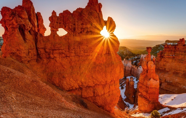 Луч солнца сквозь скалу каньона