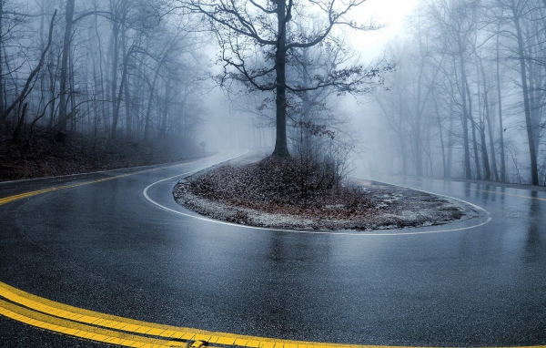 Крутой поворот на дороге