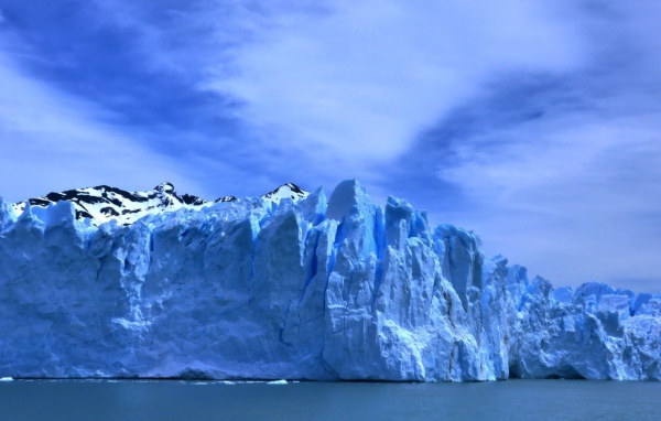 Голубой лед ледника на берегу моря