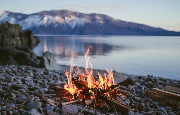 Костер на гальке у берега озера