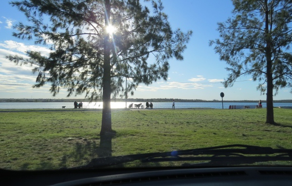 Яркое солнце на набережной