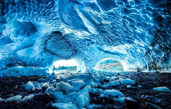 Пещера из голубого льда