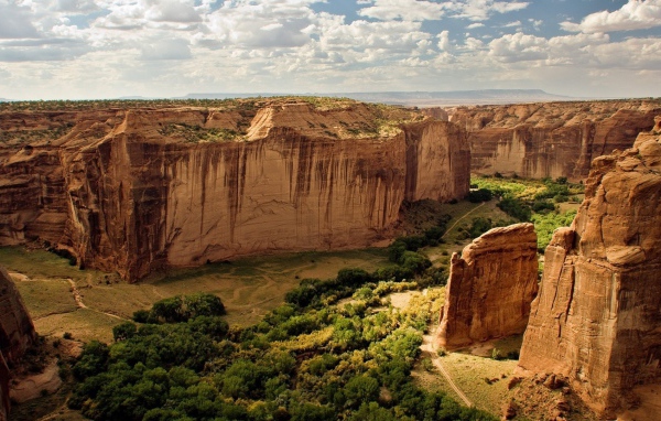 Отвесные скалы в каньоне