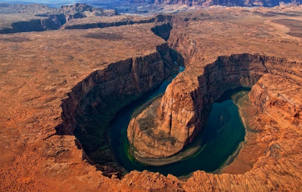 Темная вода на дне каньона