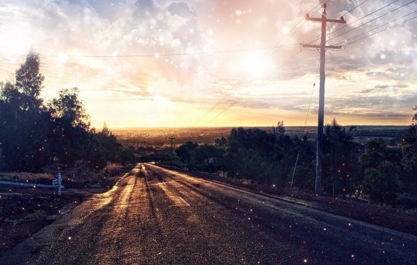 Пустынная асфальтовая дорога