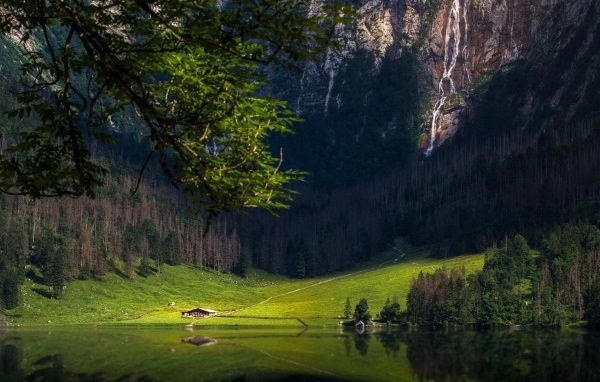 Ферма у подножия большой горы