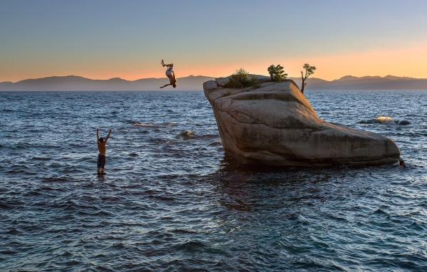 Прыжки со скалы у берега