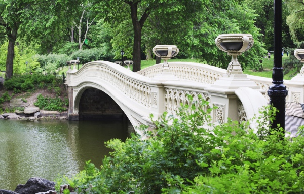 Мраморный мост над рекой в парке