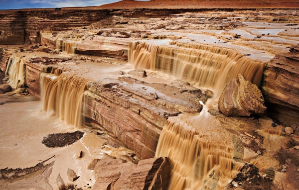 Мутная вода стекает со скал
