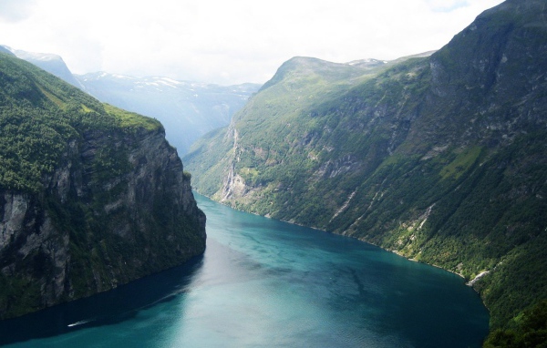 Узкий морской залив