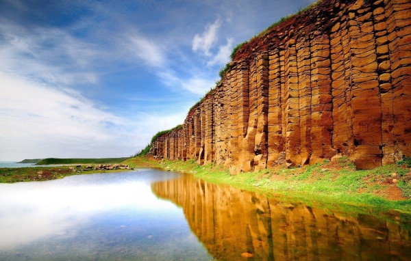 Природная стена из камня