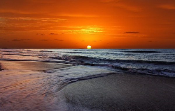 Оранжевое небо и бурное море