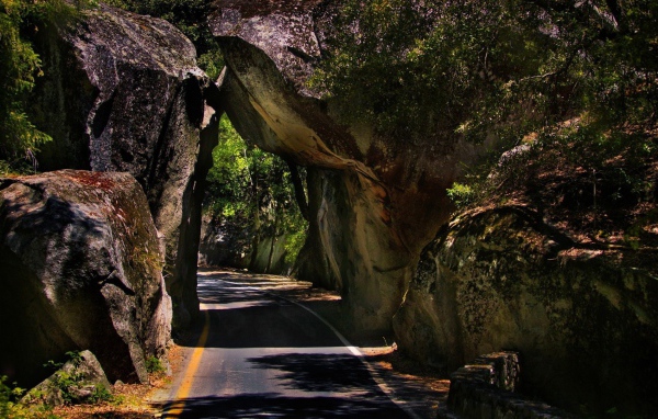Проезд между двух скал