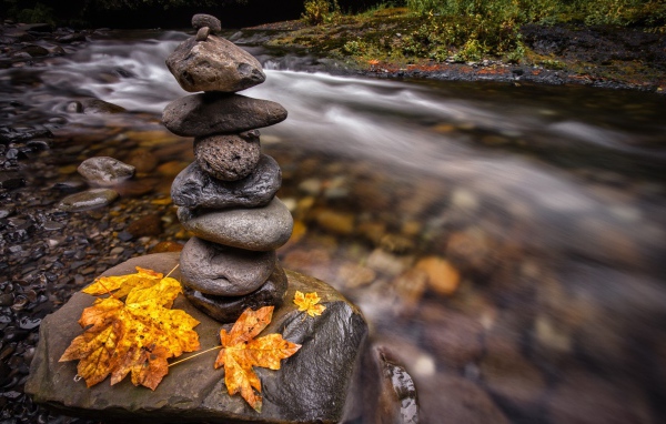 Стопка камней на валуне у ручья