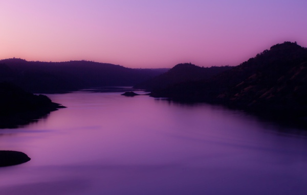 Фиолетовые сумерки после заката в горах