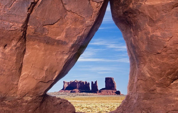 Скальные образования, вид через проем в скале