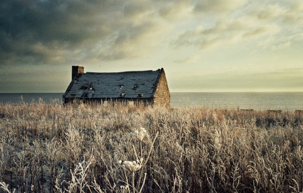 Разрушенный дом на засохшем поле