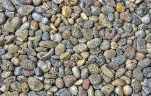 Гладкие камешки на берегу моря