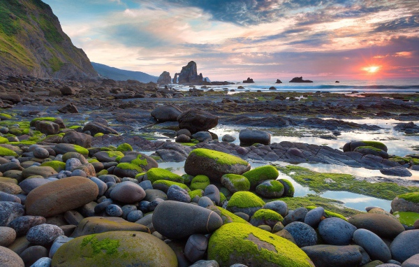 Гладкие камни на берегу моря