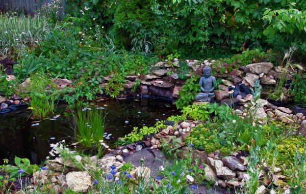 Статуэтка Будды в саду