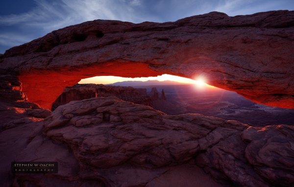 Восход солнца между скал