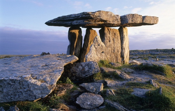 Постройка из больших камней среди равнины