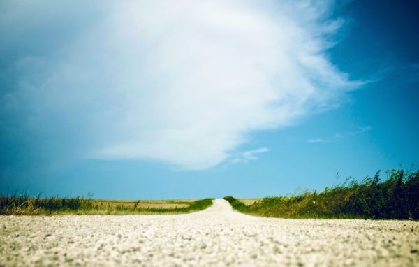 Дорога из белой гальки