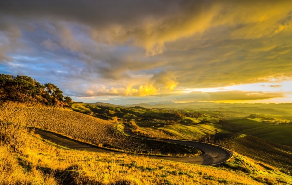 Дорога среди холмов