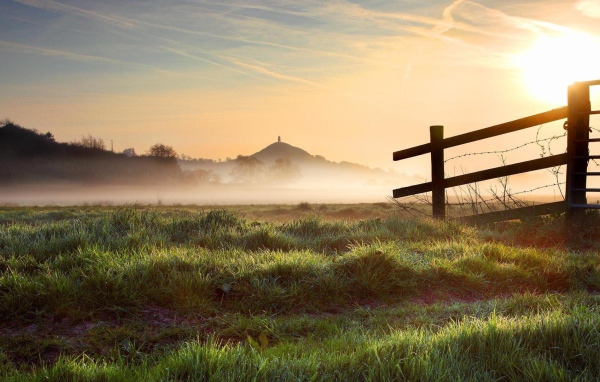 Солнце рассеивает утренний туман на ферме
