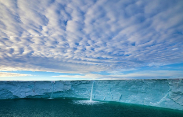 Вода стекает с края ледника
