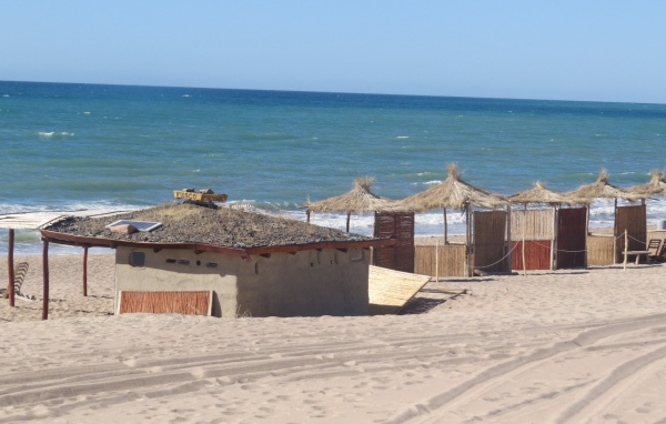 Пляжные домики из тростника