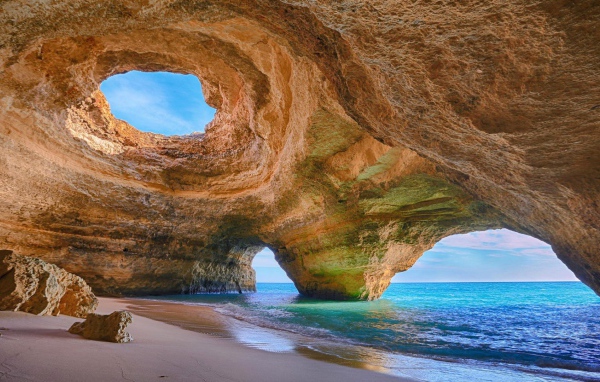 Cave Beach в Алгарве, Португалия
