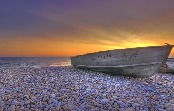 Рыбачья лодка на прибрежной гальке